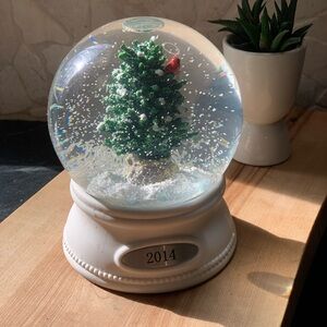 SMITH & HAWKEN | 2014 | Tree and Cardinal Snow Globe